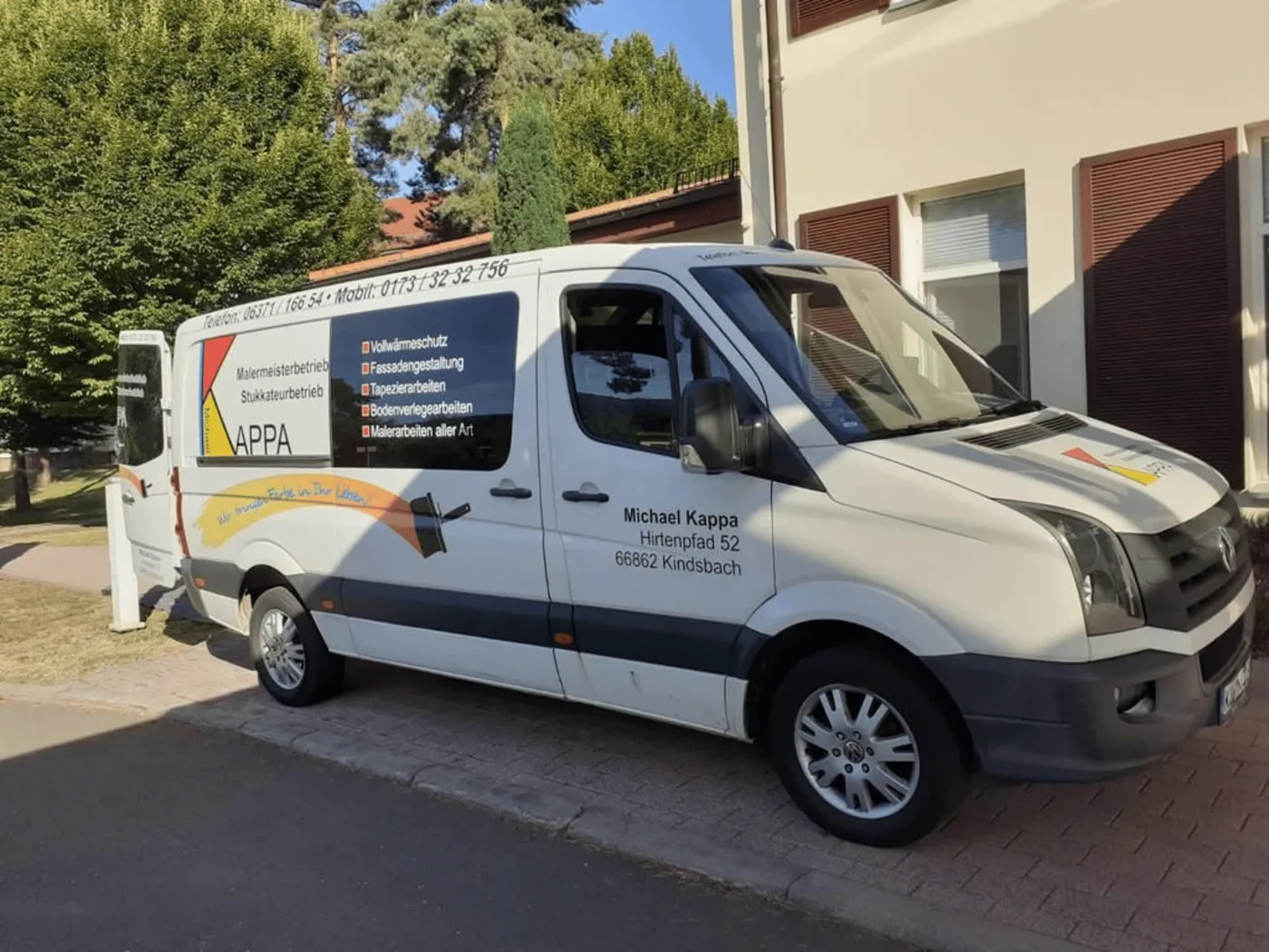 Firmenwagen des Malermeisterbetriebs Kappa mit Beschriftung vor einem Wohnhaus